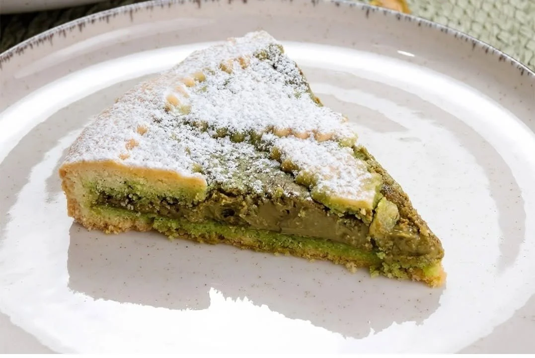 Crostata ai pistacchi fresca e decorativa, ideale per dessert