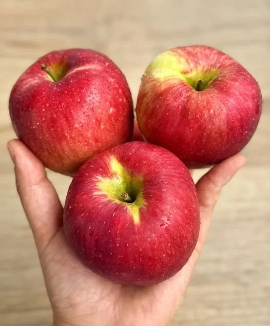 A bowl of fresh apples promoting health benefits like improved digestion and heart health