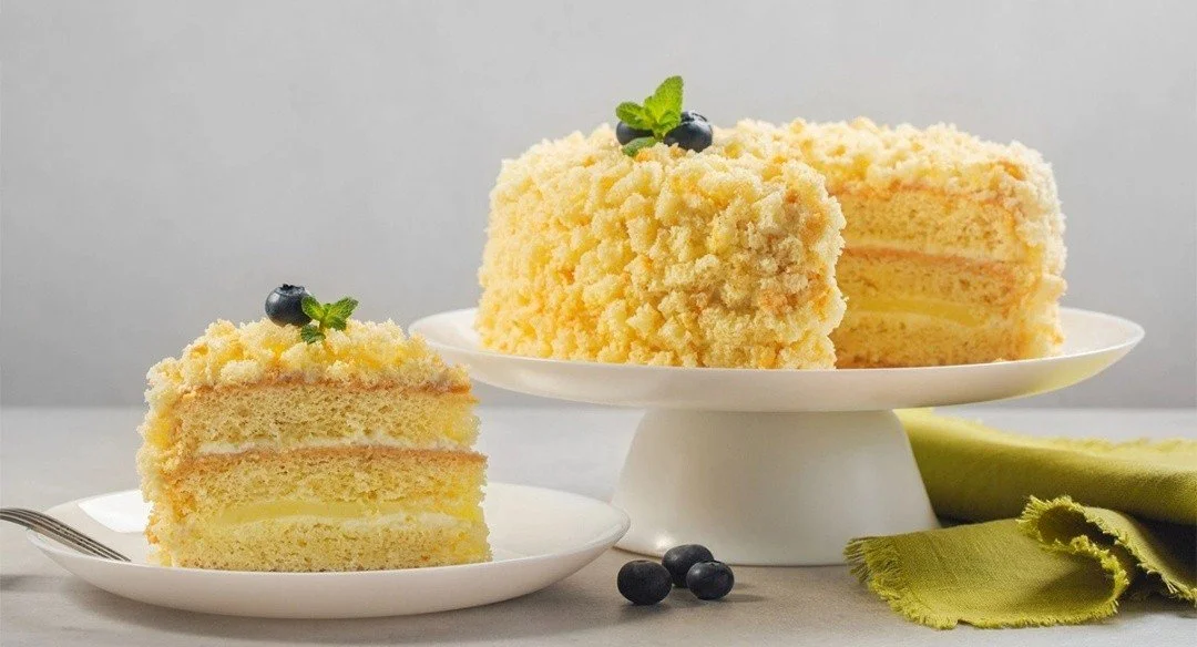 Torta mimosa decorata per la Giornata Internazionale dei Diritti delle Donne