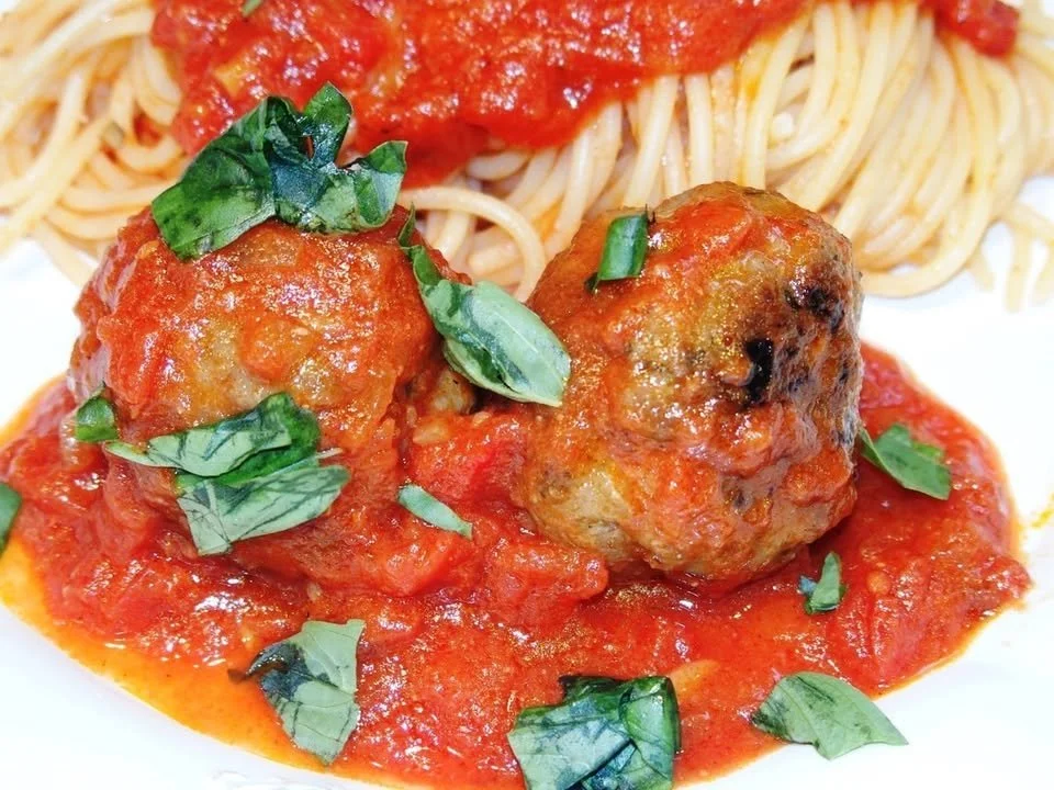 Polpette alla siciliana pronte per essere servite in un piatto gustoso