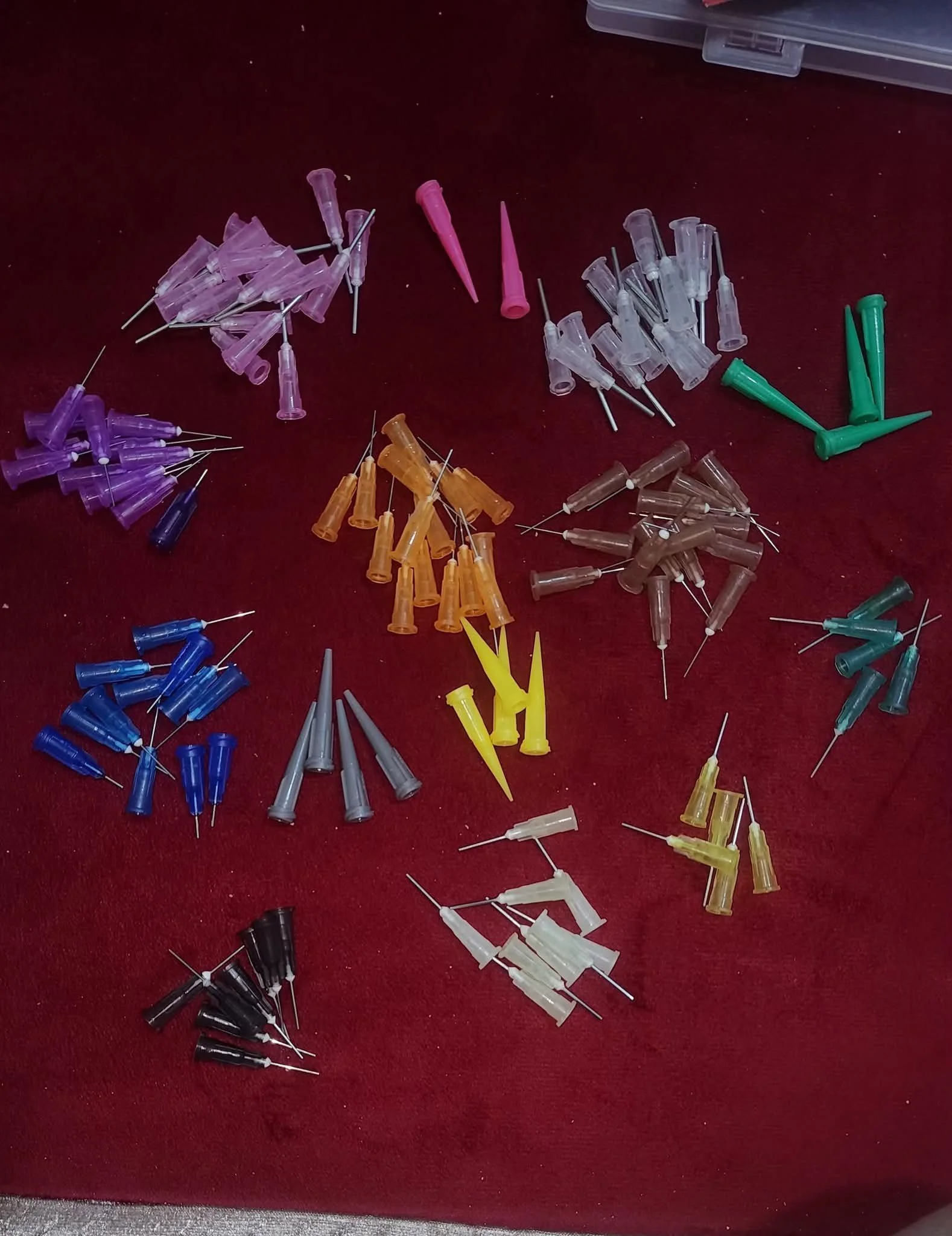 Color variations in needles and their significance in stitching and sewing projects.