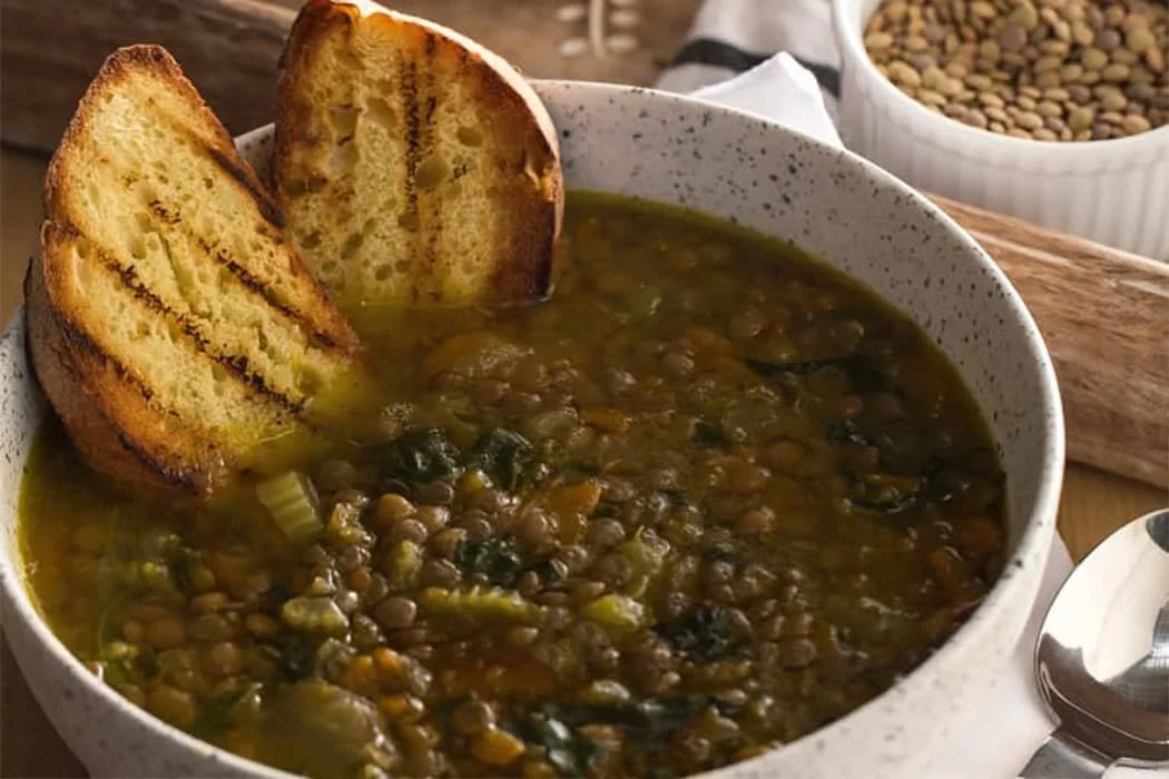 Zuppa di lenticchie ricca e gustosa servita in un piatto