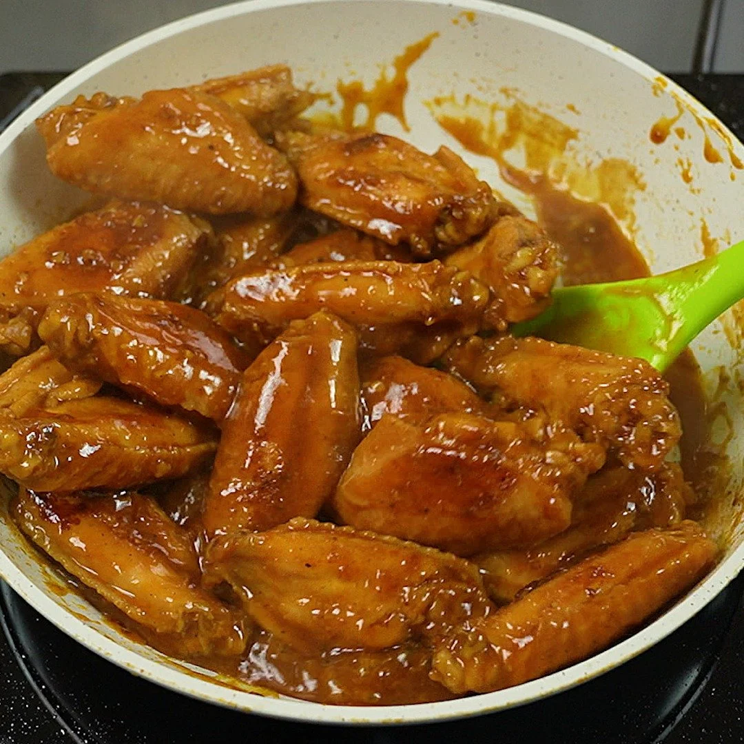 Ali di pollo croccanti servite su un piatto nel contesto di una ricetta facile
