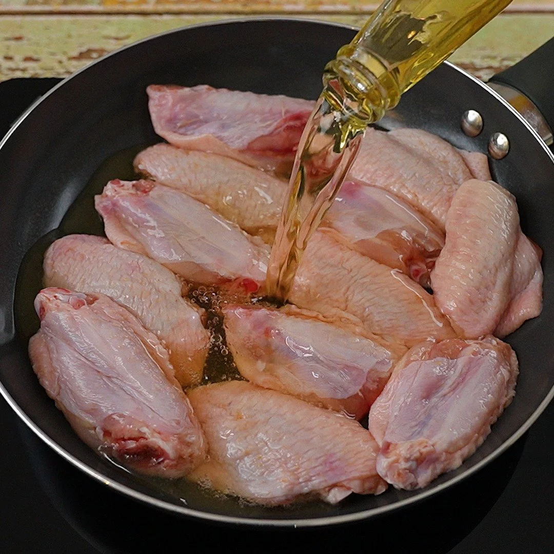 Ali di Pollo deliziose pronte per essere servite con salsa