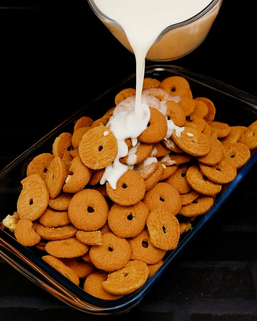 Biscotti al latte freschi appena sfornati su un piatto bianco