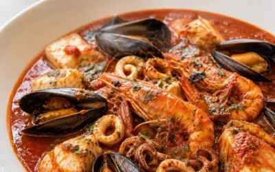 Piatto di Cacciucco alla livornese con pesce fresco e pomodoro
