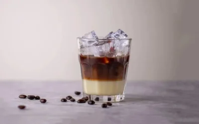 Tazza di Caffè Leccese, una bevanda tradizionale salentina con ghiaccio e latte di mandorla