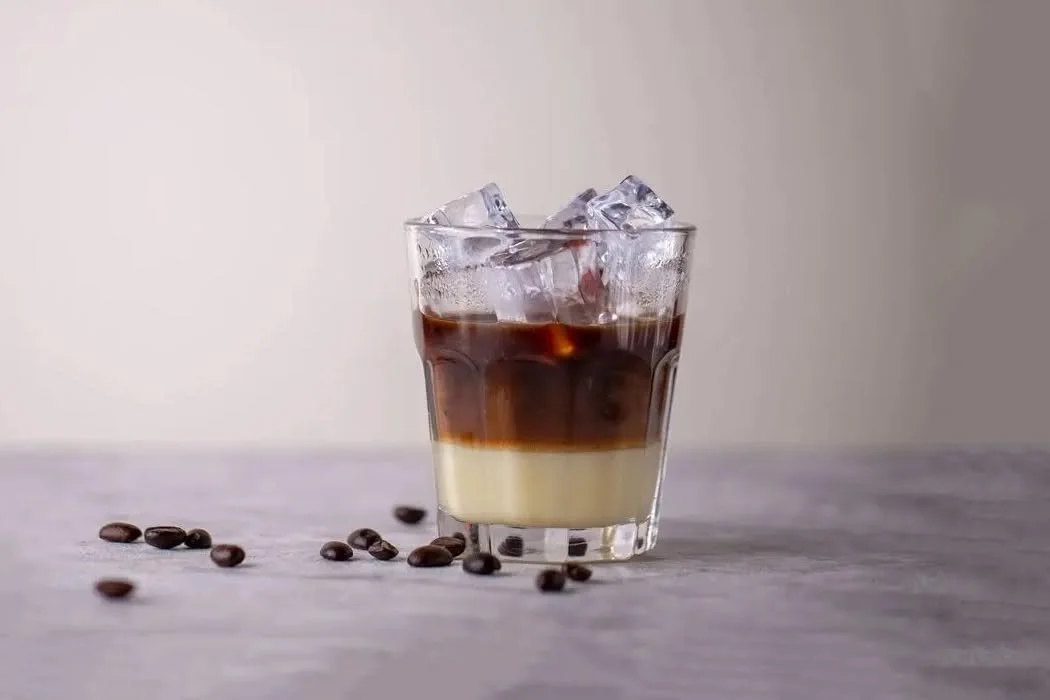 Tazza di Caffè Leccese, una bevanda tradizionale salentina con ghiaccio e latte di mandorla