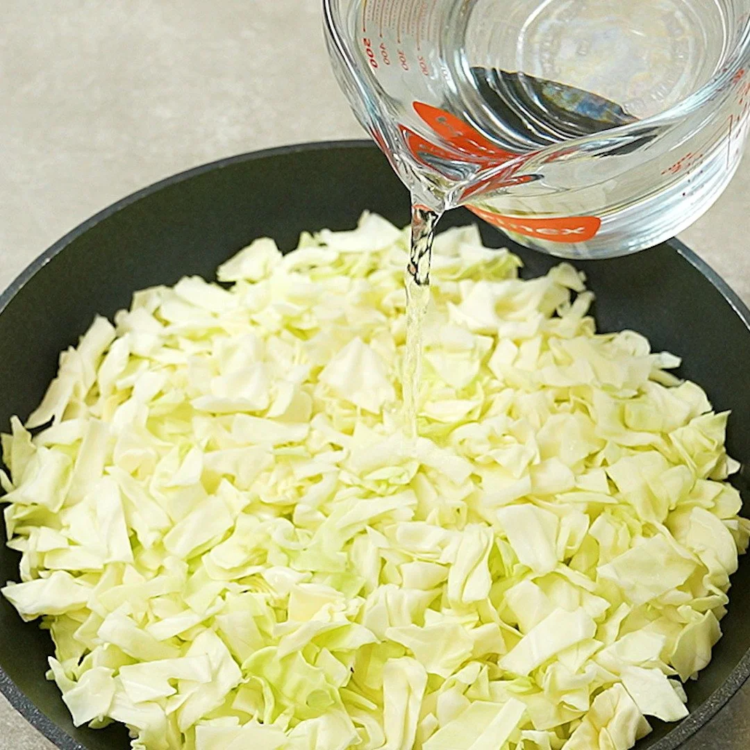 Piatto di Cavolo Saporito servito con ingredienti freschi