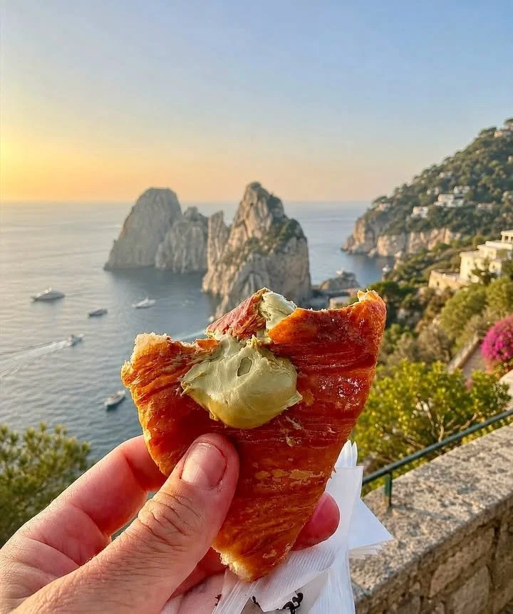 Colazione tipica italiana con caffè, cornetti e piatti regionali.