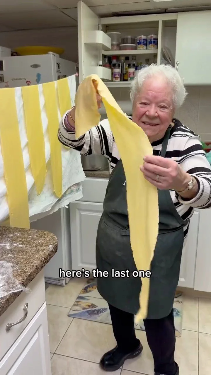 Preparazione di pasta fatta in casa con ingredienti freschi