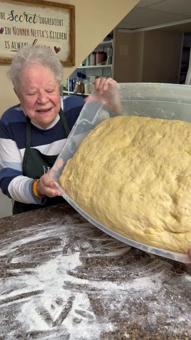 Crescia di Pasqua: pane pasquale tradizionale italiano appena sfornato.