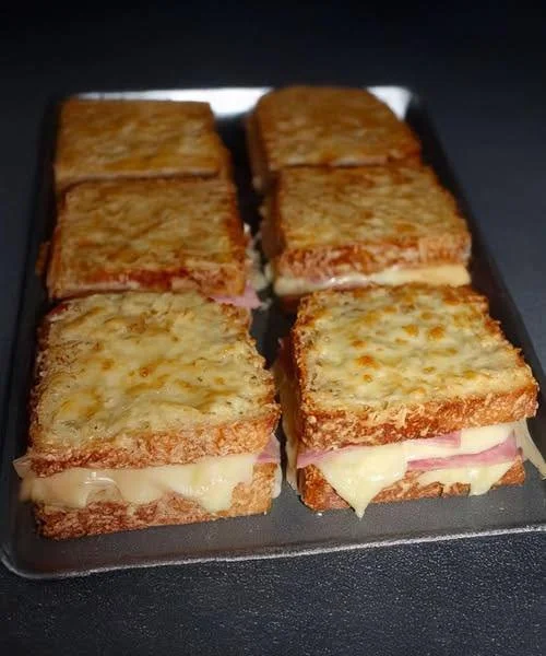 Delizioso croque-monsieur servito caldo e filante