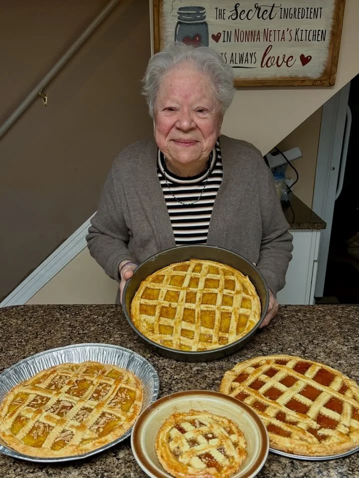 Crostata di nonna con marmellata e pasta frolla, ricetta tradizionale italiana.