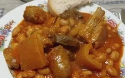 Piatto di Fagioli con Coticche e Salsiccia Fresca servito con contorni