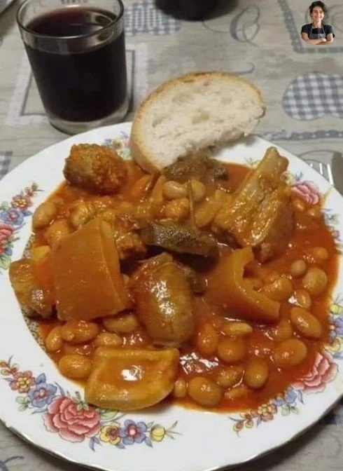 Piatto di Fagioli con Coticche e Salsiccia Fresca servito con contorni