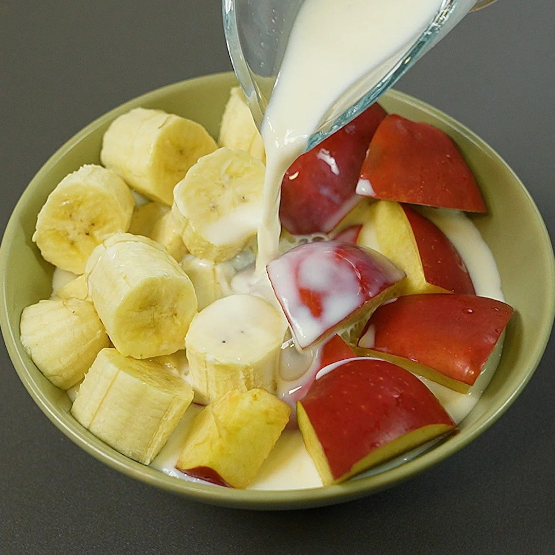 Frullato di latte con banane e mele in un bicchiere.
