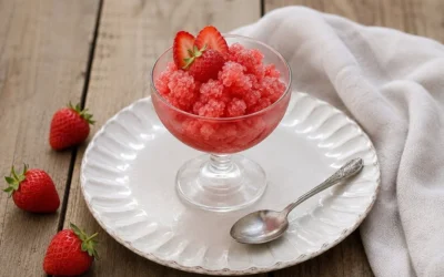 Granita di fragole all'italiana servita in un bicchiere ghiacciato.