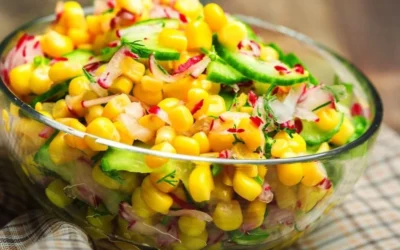 Insalata di mais fresca con verdure e condimenti
