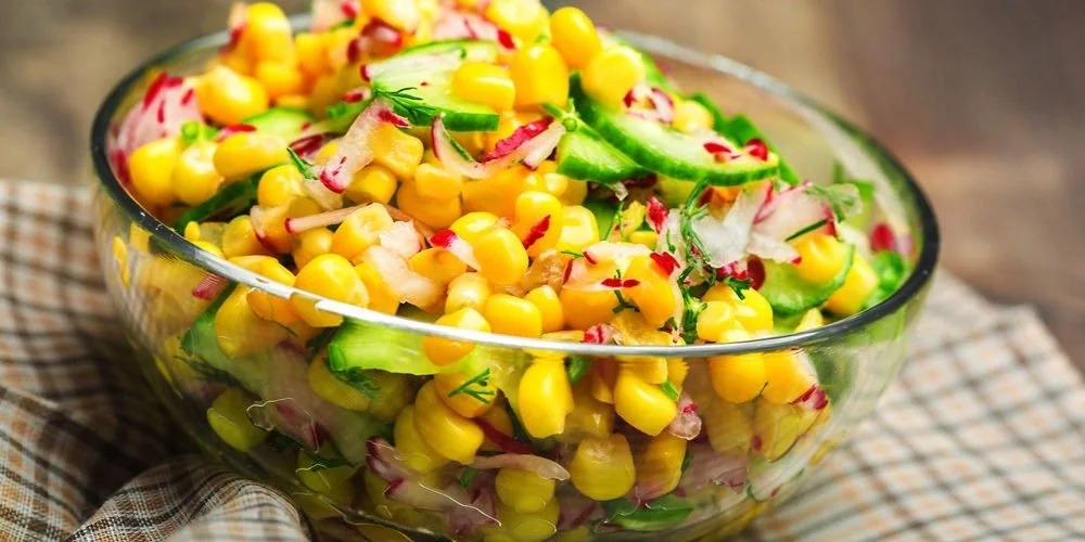 Insalata di mais fresca con verdure e condimenti