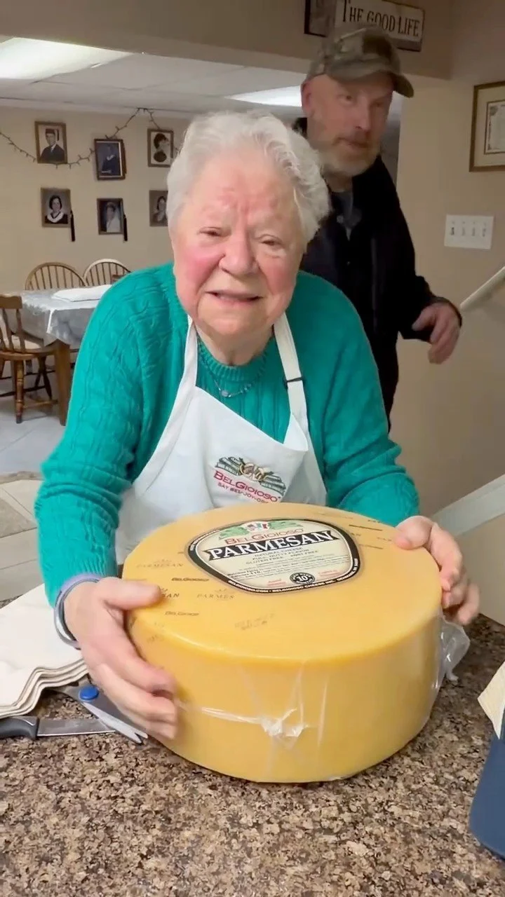 Ruota di Parmigiano della Nonna, prodotto tipico italiano conosciuto per la sua qualità.