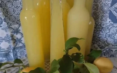 Bottiglia di limoncello artigianale con limoni freschi