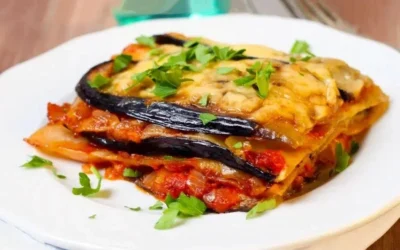 Lasagna di melanzane con strati di salsa e formaggio melty