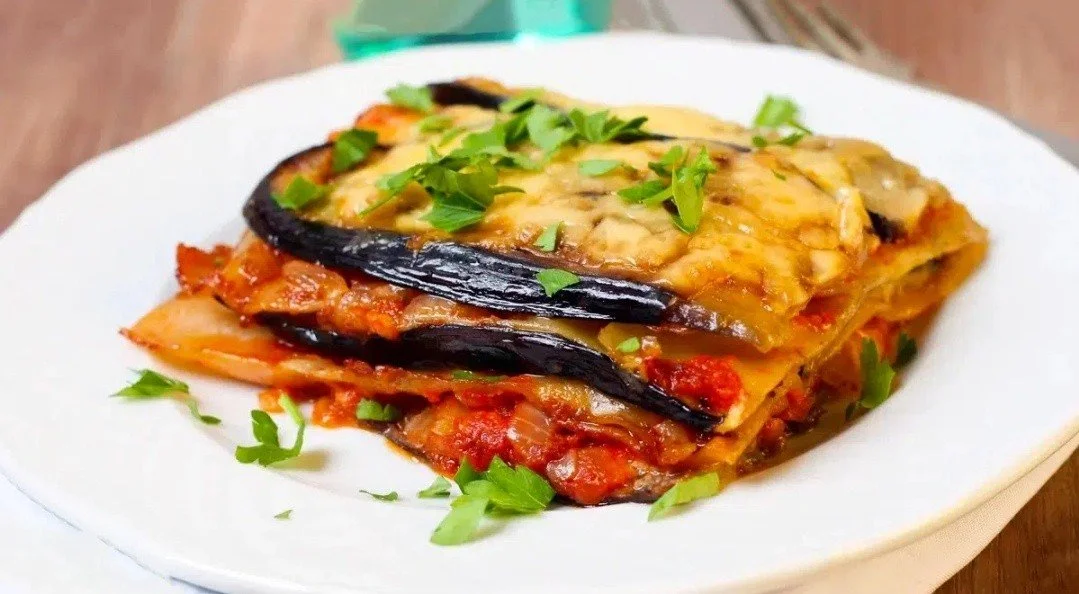 Lasagna di melanzane con strati di salsa e formaggio melty