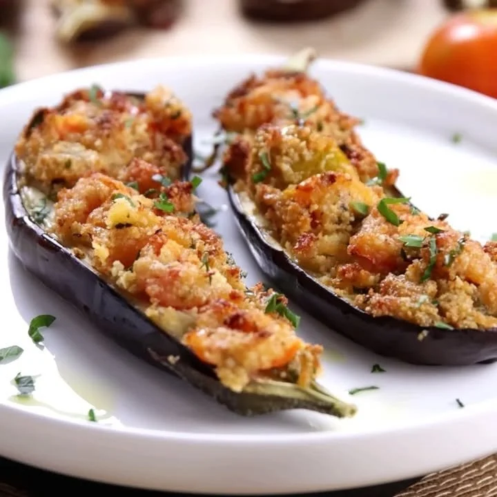 Melanzane alla sarda servite con pomodoro e spezie