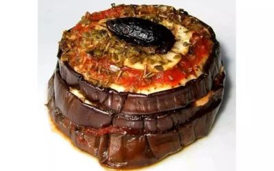 Millefoglie di melanzane con strati di melanzane grigliate e mozzarella