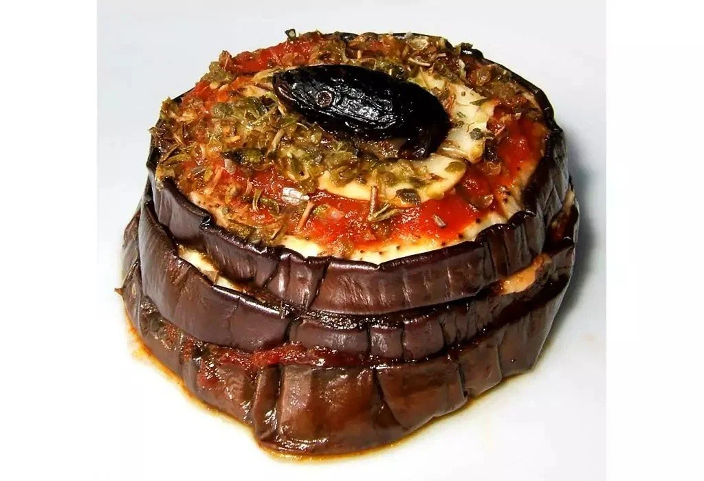 Millefoglie di melanzane con strati di melanzane grigliate e mozzarella