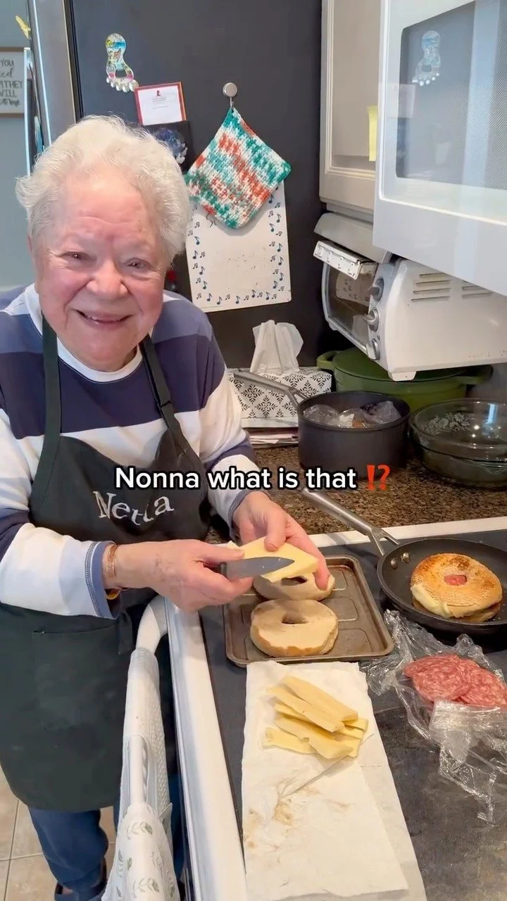Nonna cucina piatti deliziosi per assicurare che nessuno esca affamato