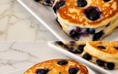 Pancake ai mirtilli soffici e leggeri pronti per essere serviti.