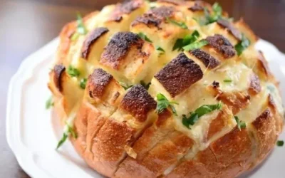 Pane riccio all'aglio e mozzarella su un piatto bianco