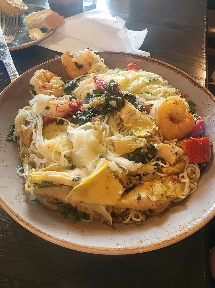 Pasta ai gamberi pronta da servire in un piatto elegante