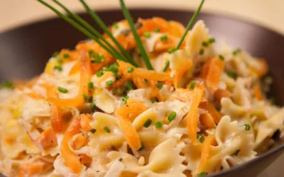 Pasta al salmone e mozzarella servita in un piatto con ingredienti freschi