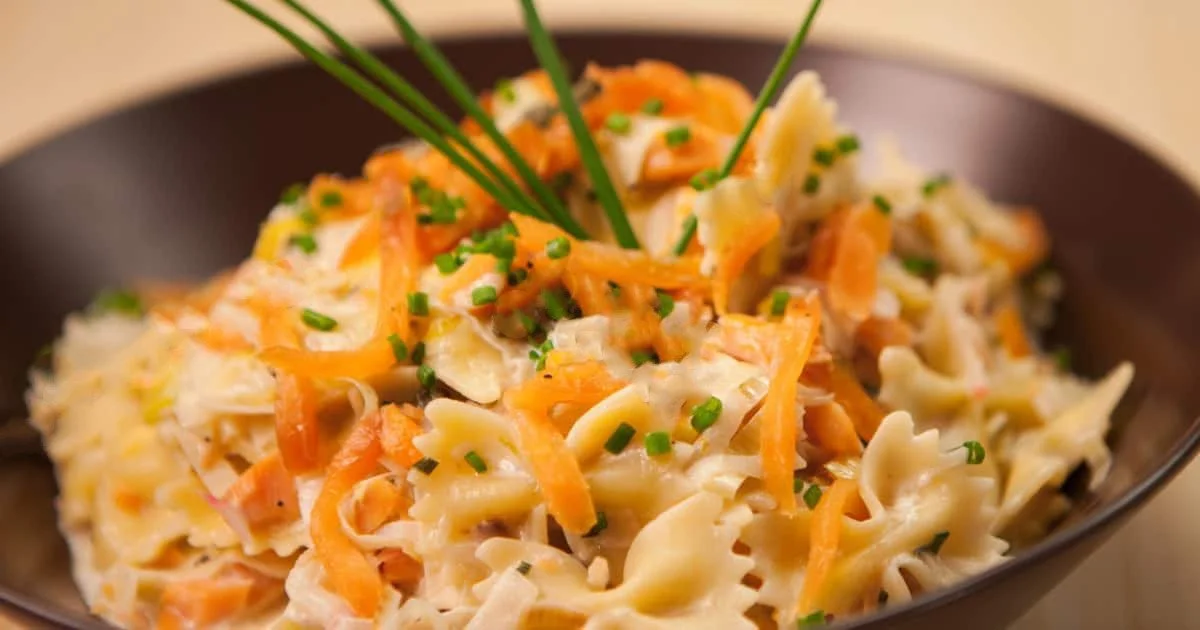 Pasta al salmone e mozzarella servita in un piatto con ingredienti freschi
