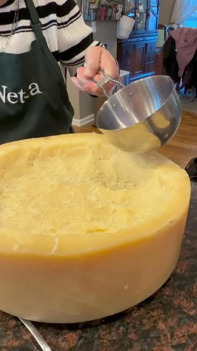 Pasta alla Ruota di Formaggio della Nonna servita in un piatto tradizionale