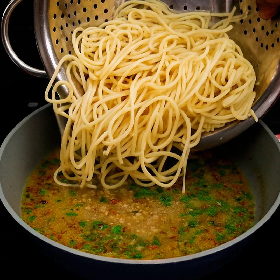Pasta all'aglio e olio servita in un piatto con crostini
