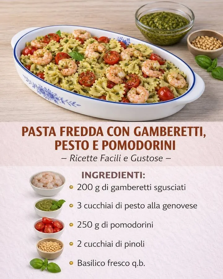 Pasta fredda con gamberetti, pesto e pomodorini pronta da servire.