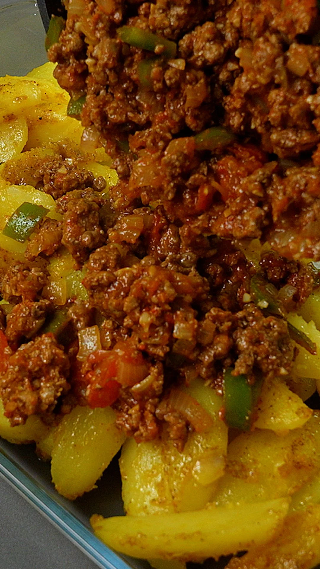 Piatto di patate e carne macinata cucinato in modo semplice e veloce.