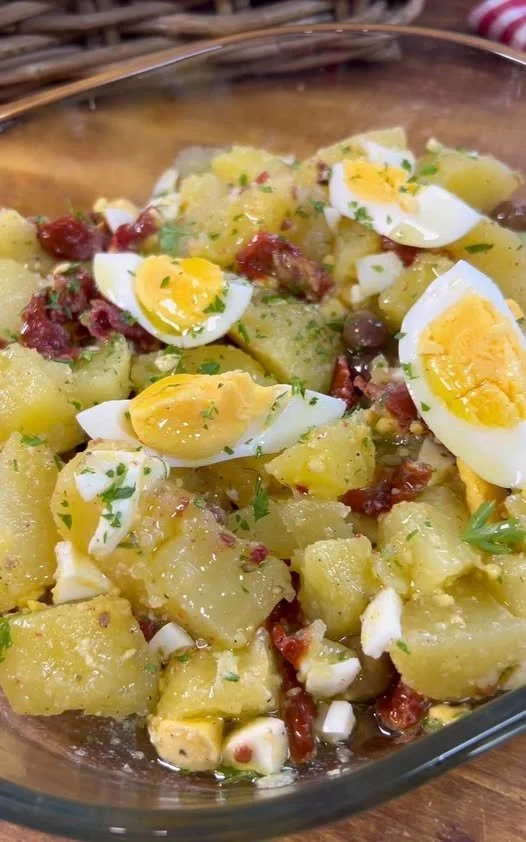 Patate in insalata preparate con ingredienti freschi e ricette facili