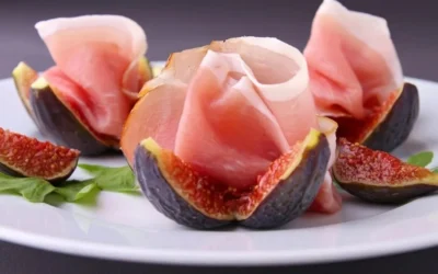 Prosciutto crudo e fichi su un piatto elegante