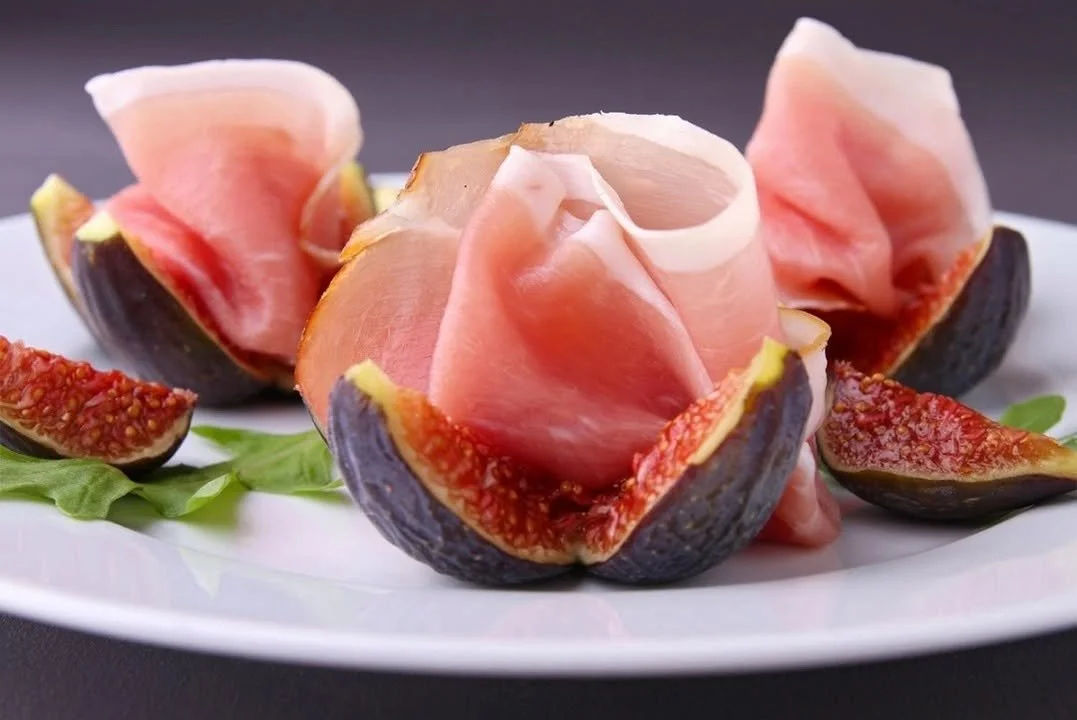 Prosciutto crudo e fichi su un piatto elegante