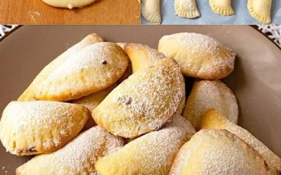 Ravioli dolci di Carnevale su un piatto, decorati con zucchero a velo