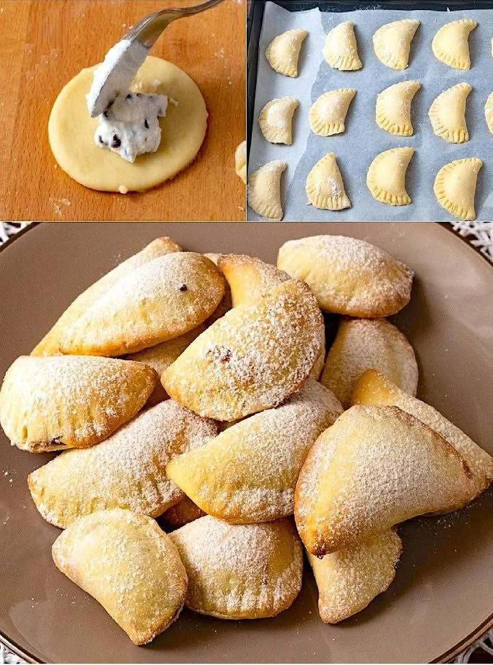Ravioli dolci di Carnevale su un piatto, decorati con zucchero a velo