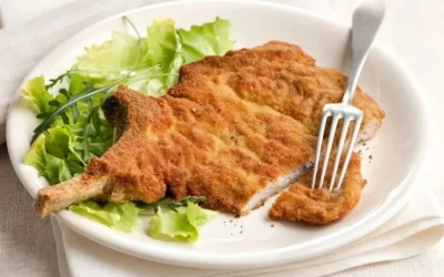 Cotoletta milanese impanata e dorata, piatto tipico della cucina italiana.