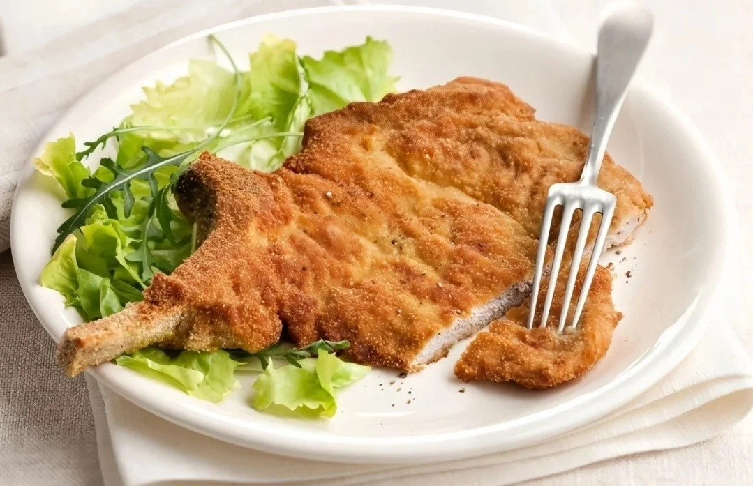 Cotoletta milanese impanata e dorata, piatto tipico della cucina italiana.