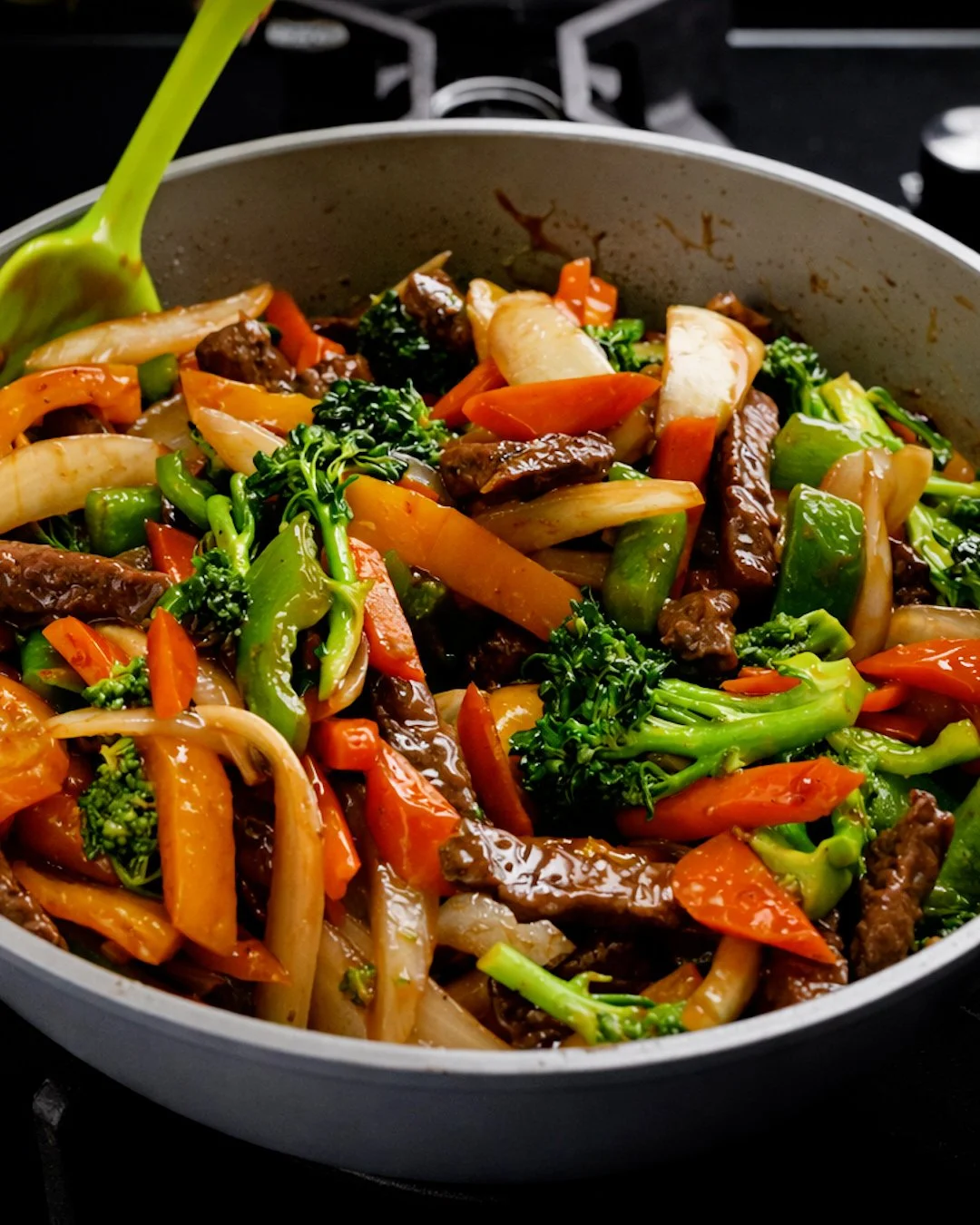Piatto di carne e verdure preparato secondo una ricetta cinese