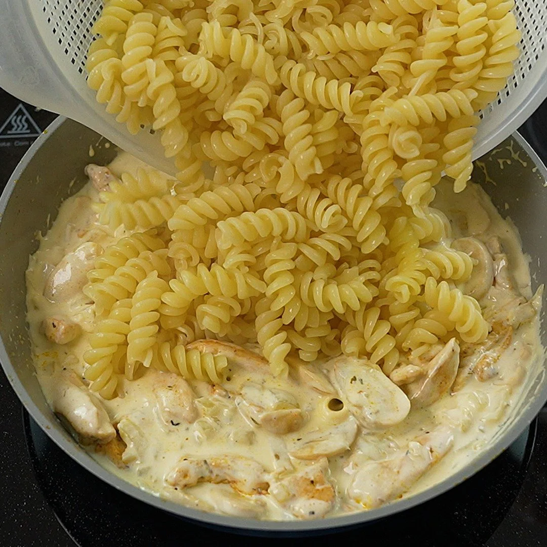 Piatto di pasta con salsa fresca e ingredienti naturali